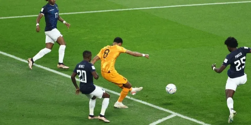 Hà Lan và Ecuador đã có những lần đụng độ cực kỳ căng thẳng trên sân cỏ