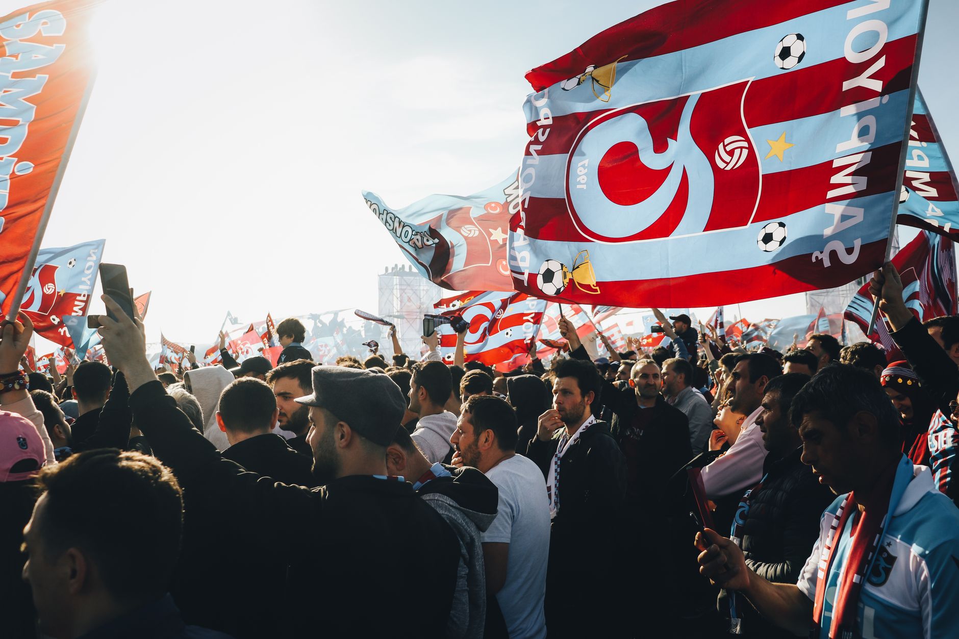 Cổ động viên hâm mộ World Cup 2026 cổ vũ trên khán đài